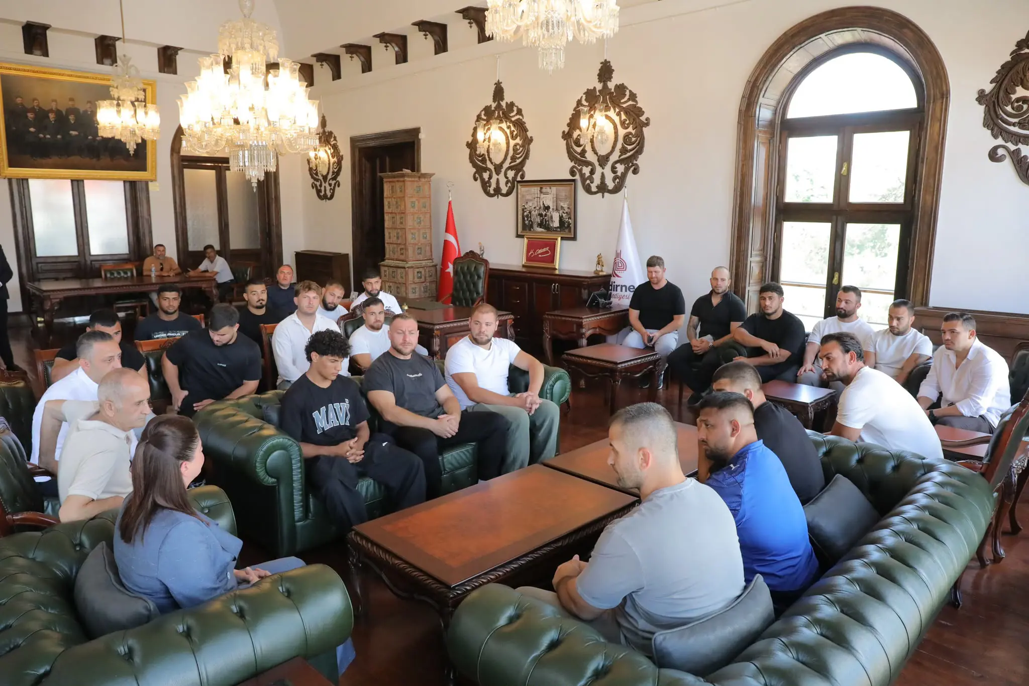 BAŞKAN FİLİZ GENCAN, 665. KIRKPINAR BAŞPEHLİVANI ERKAN TAŞ VE EDİRNELİ PEHLİVANLARI BELEDİYEDE AĞIRLADI galeri görseli